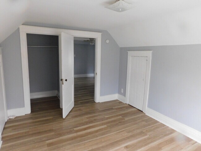 Building Photo - Private Entry Upper Level of Duplex