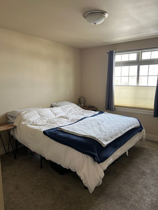 Building Photo - Beautifully Updated Town Home in the Heights with large, fenced yard