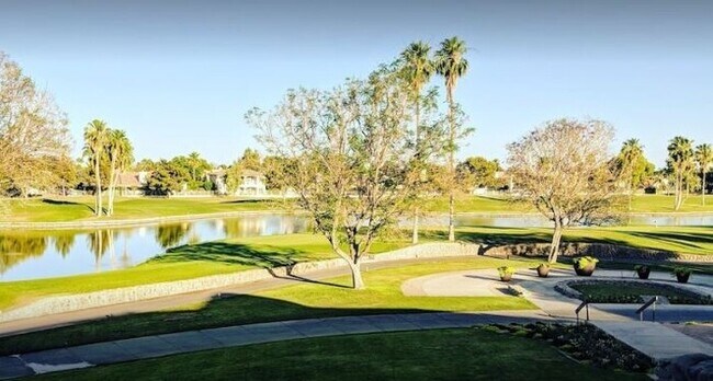 Building Photo - Beautiful 4Bd x 2.5Bath w/ HUGE Backyard &...
