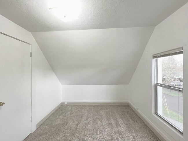 Building Photo - Charming 3 Bedroom, 2 Bath Home in Sellwoo...