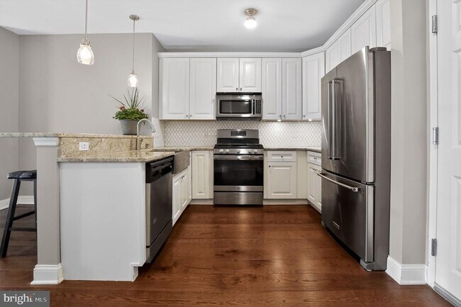 Building Photo - 300 W Elm St