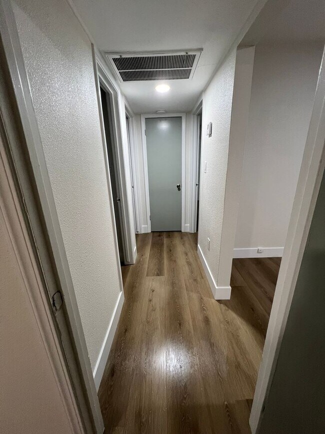 Building Photo - Dinuba Home! Coming Soon!