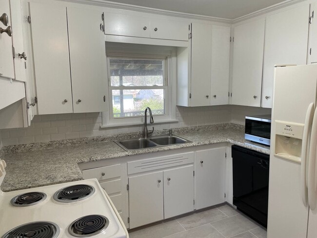 Building Photo - Darling Midtown Charmer! 3 bed 1 bath - NE...