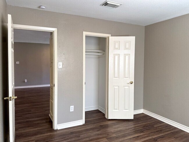 Building Photo - 3 Bedroom / 2 Bath / 2 Car Garage