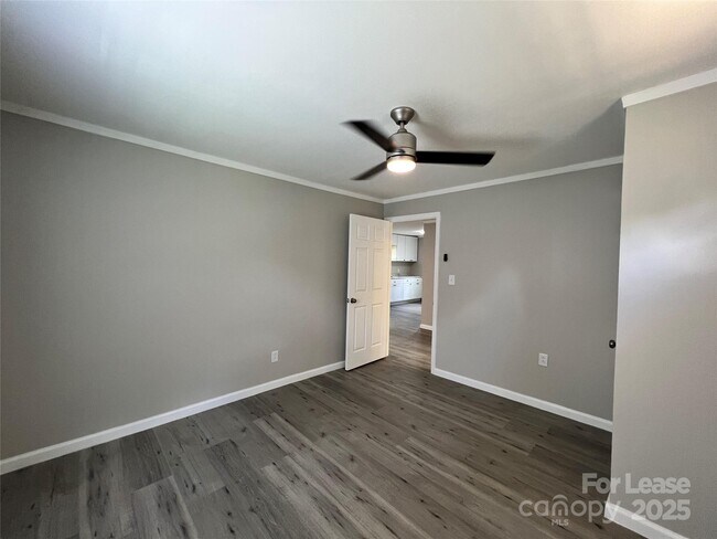 Building Photo - 303 Talley St