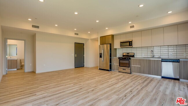 Building Photo - 1540 S Hayworth Ave