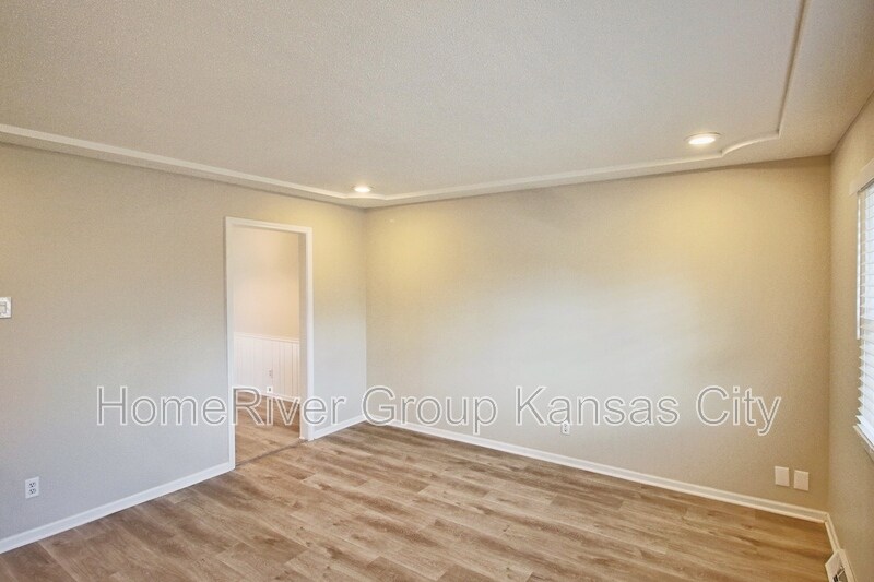 Building Photo - 13808 Bennington Ave
