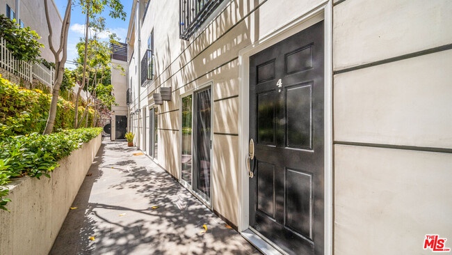 Building Photo - 1529 S Beverly Dr