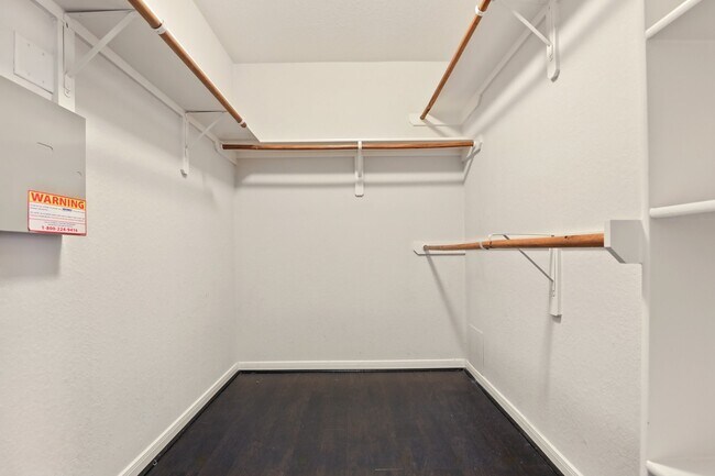 Building Photo - 303 Burris Park Dr