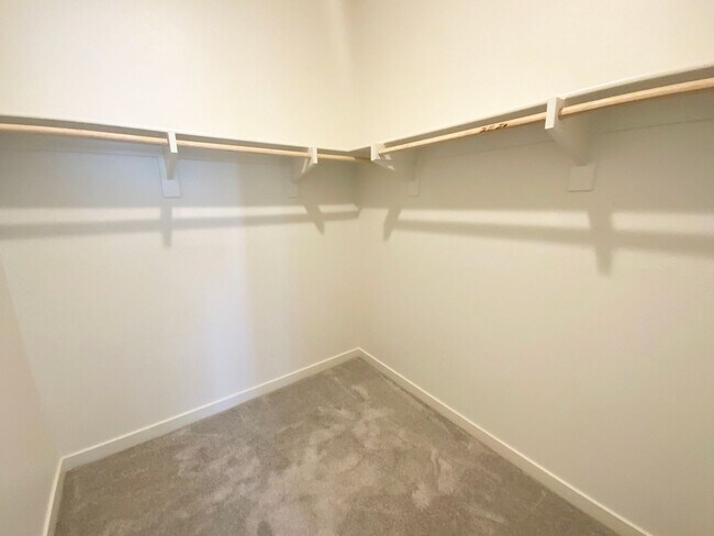 Building Photo - 5460 Shorefront Dr