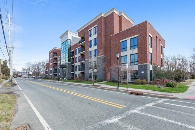 Building Photo - 17 Meadow Rd