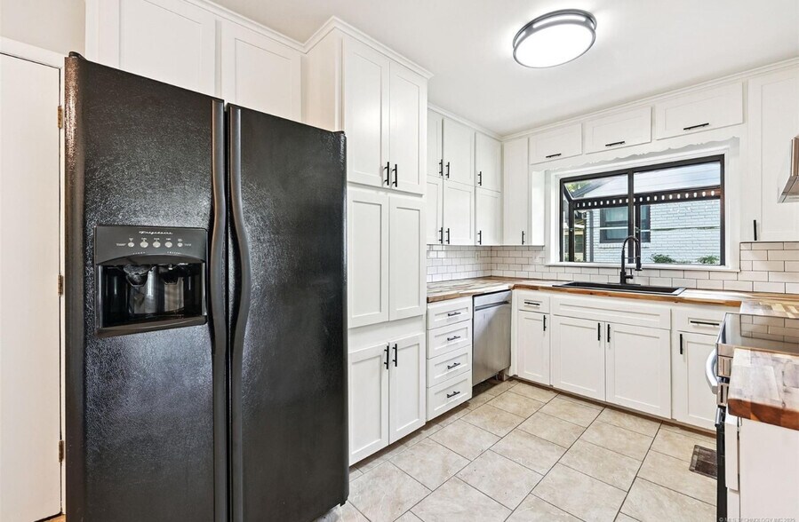Building Photo - 4643 E 59th St