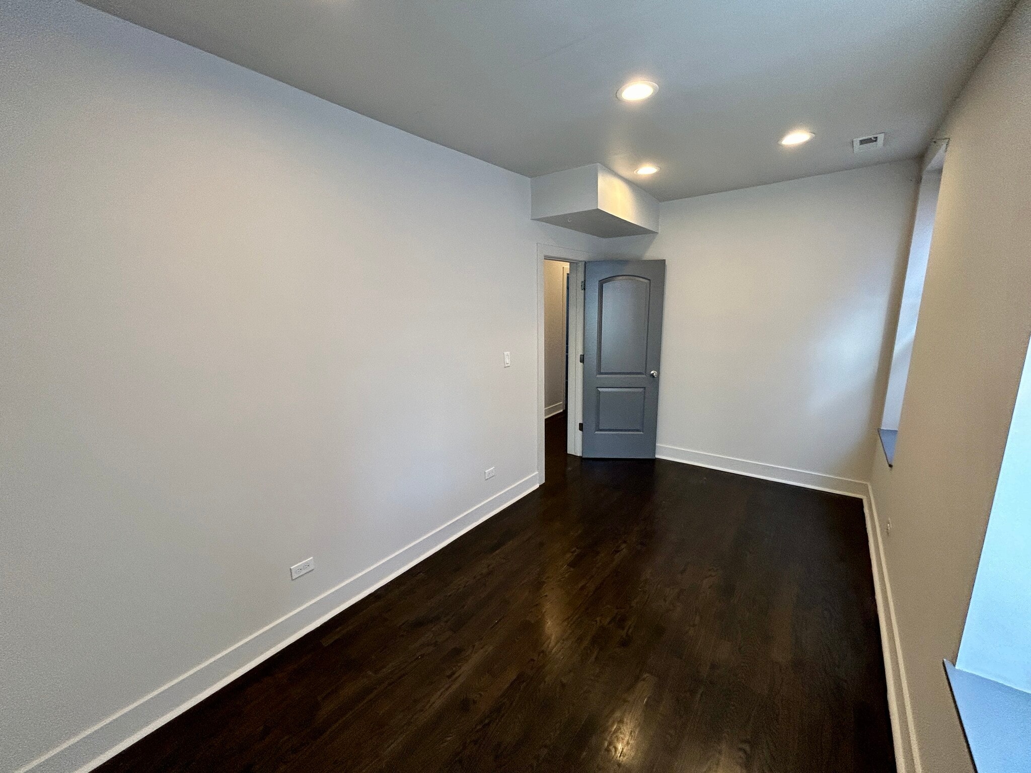 Building Photo - 3400 W Evergreen Ave