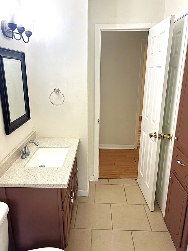 Building Photo - 560 Beverly Dr