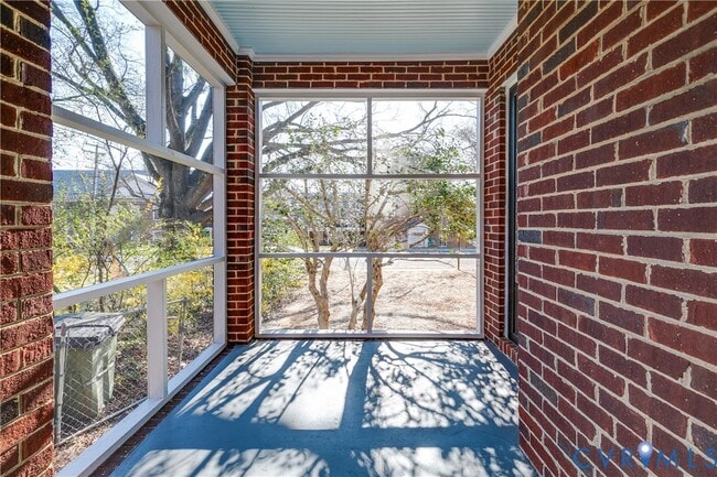 Building Photo - 1004 W 49th St