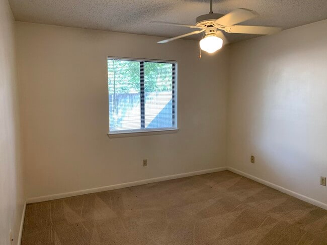 Building Photo - 716 Fairview Dr