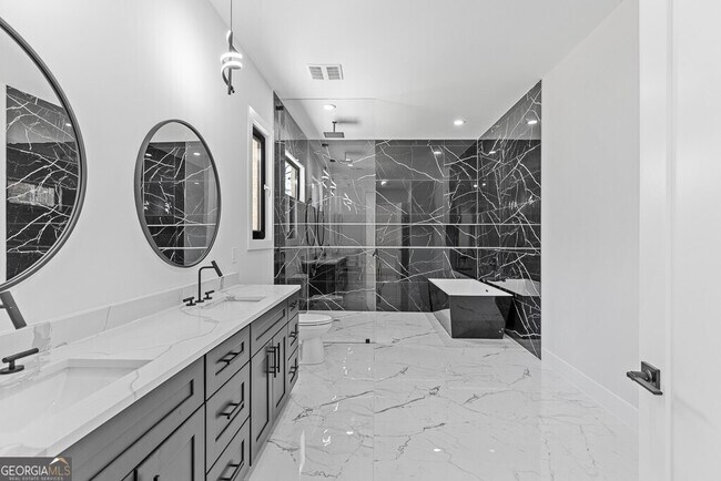 Building Photo - 555 Versailles Dr