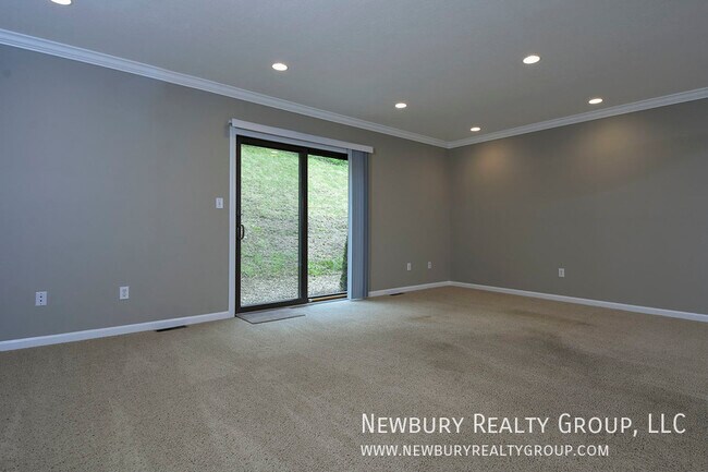 Building Photo - 135 Banksville Pl