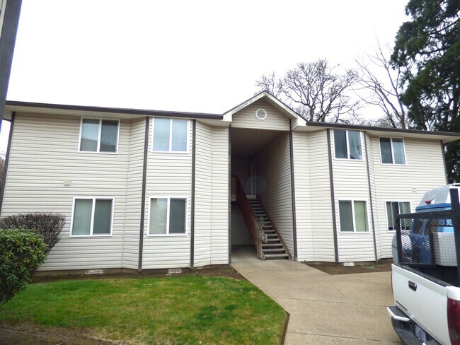 Building Photo - Rent Special: 1/2 Off April's Rent!! 2 Bedroom 1 Bath Unit NE Salem!