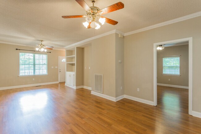 Building Photo - Charming home on River Canyon Drive