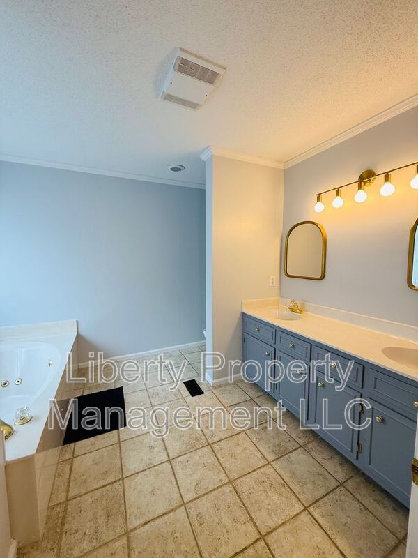 Building Photo - 651 Chelsea Dr