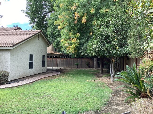 Building Photo - 9615 N Buttonwood Ct