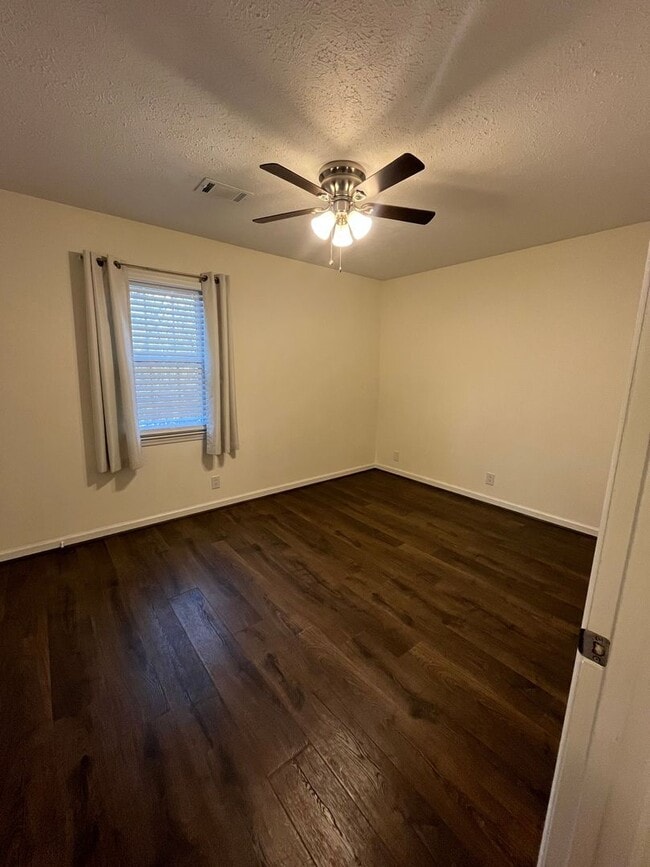 Building Photo - Recently Renovated Hendersonville Condo