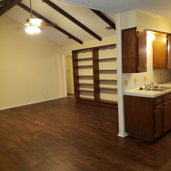 Building Photo - 2308 Lake W Dr