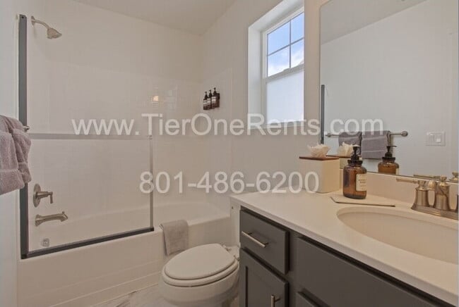 Building Photo - Move-In Special: $500 Off December Rent!