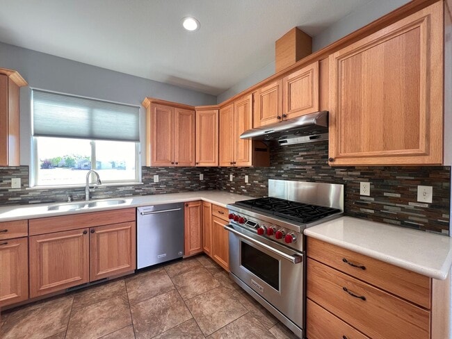 Building Photo - FANTASTIC 2 STORY HOME, 3 bedroom, 2.5 bat...