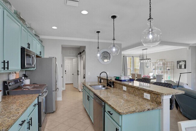 Building Photo - Flagler Station Townhome 3/2.5 - 2 car garage - 2000+ square feet