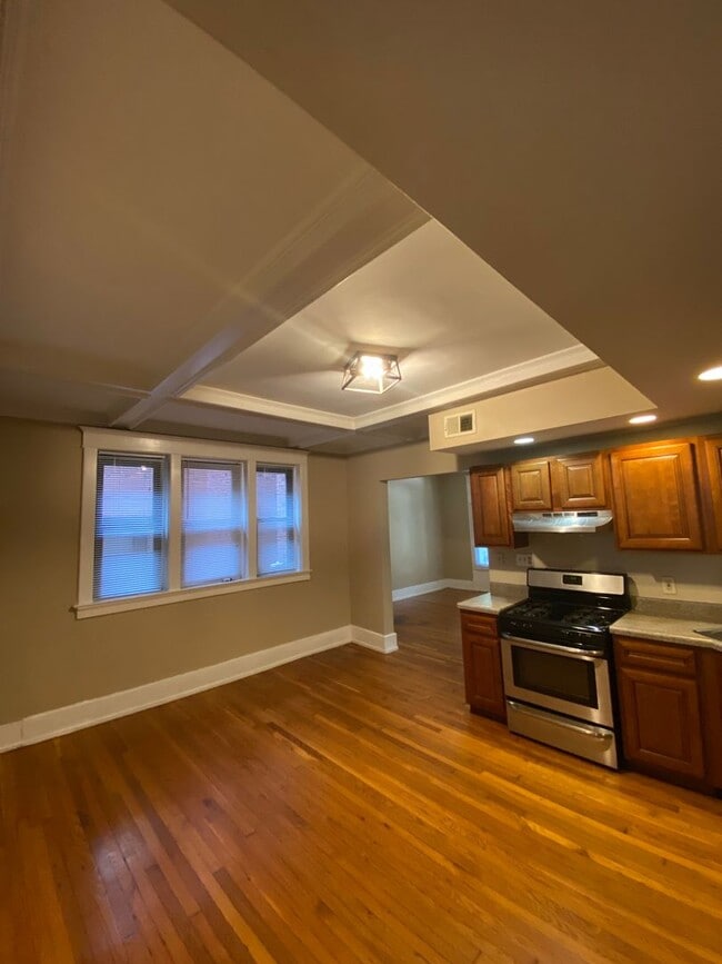 Building Photo - Renovated huge 2br/1ba in Shaw neighborhood,