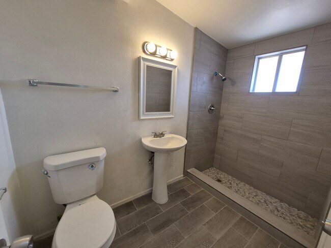 Building Photo - Large 4 Bed 2 Bath House