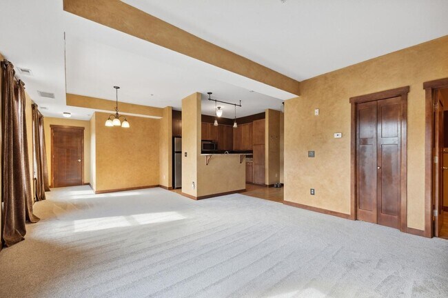 Building Photo - 1 BR/1 BA Crocus Hill Charmer!