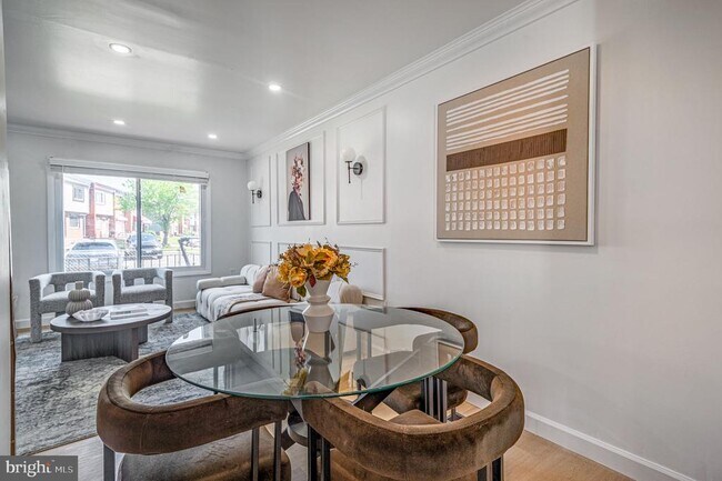 Building Photo - 1325 Barnaby Terrace SE