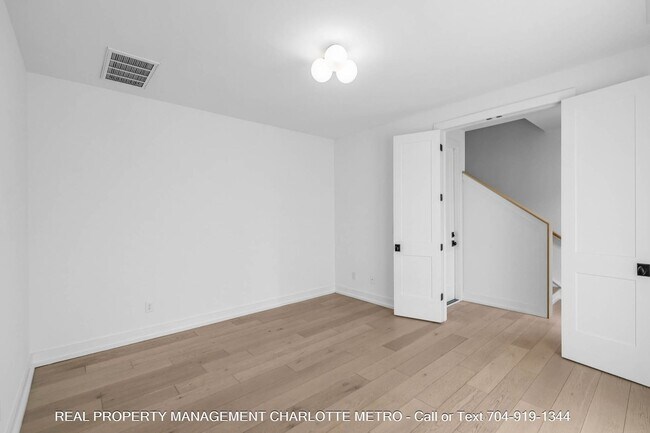 Building Photo - 1609 Parkwood Ave