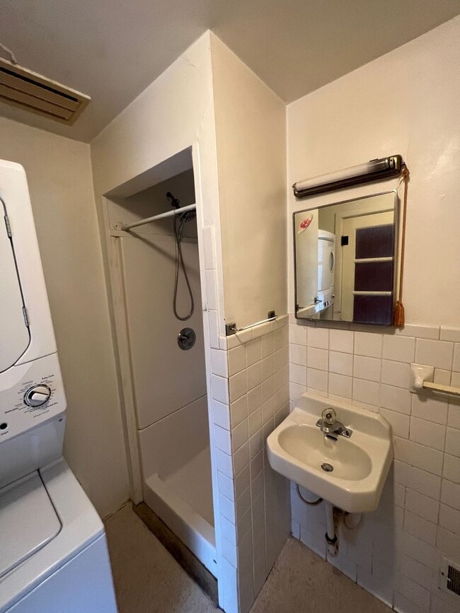 Building Photo - 2 bed 1 bathroom