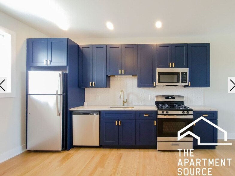 Building Photo - 2020 W Montrose Ave