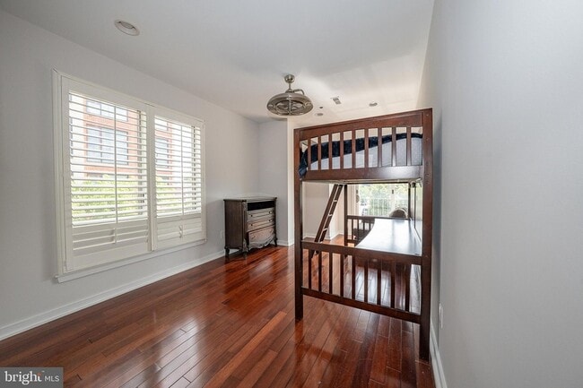 Building Photo - 601 Poplar St