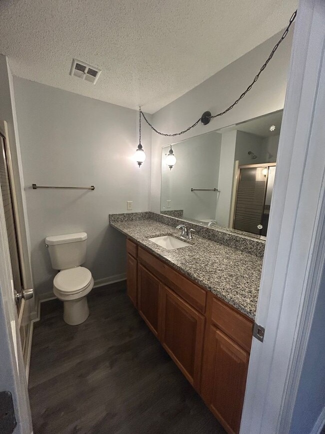 Building Photo - Large 4 bedroom 3 bathroom house in the he...