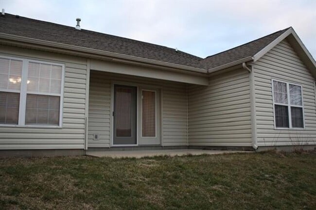 Building Photo - CUTE 3 BEDROOM IN COLONY PINES