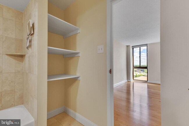 Building Photo - 6800 Fleetwood Rd