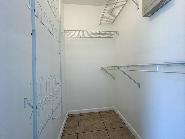 Building Photo - ROOM FOR RENT in a Charming 4/4 in University Terrace West - 411C