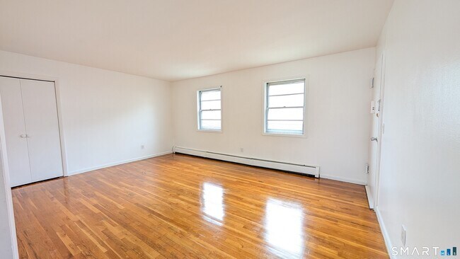 Building Photo - 14 Fairview Dr