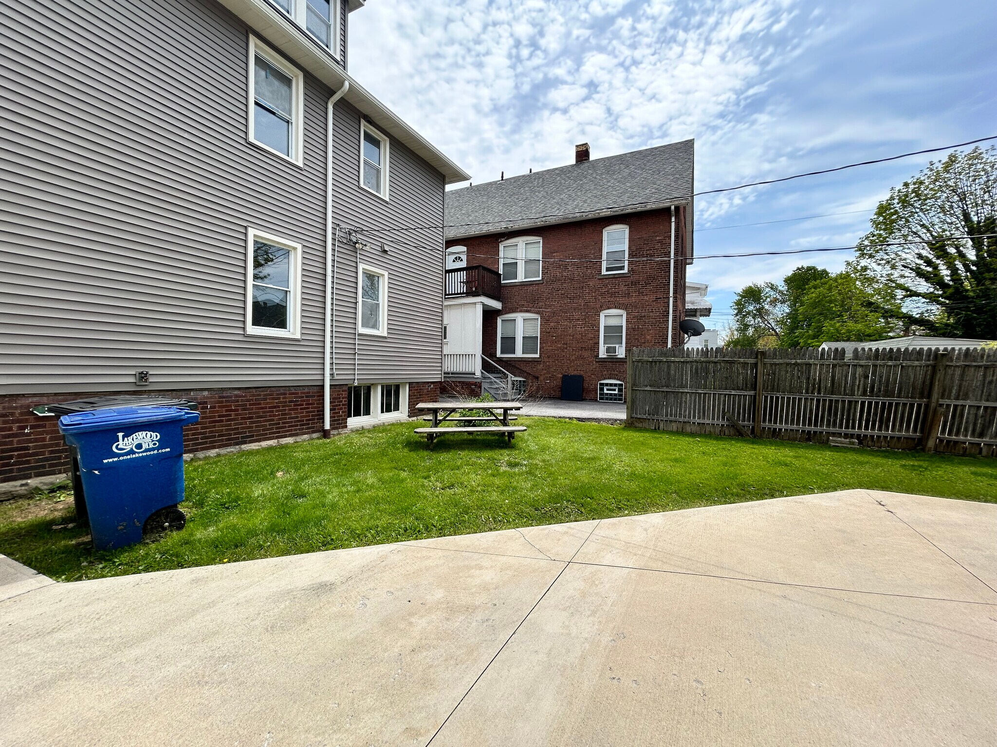 Building Photo - 1566 Ridgewood Ave