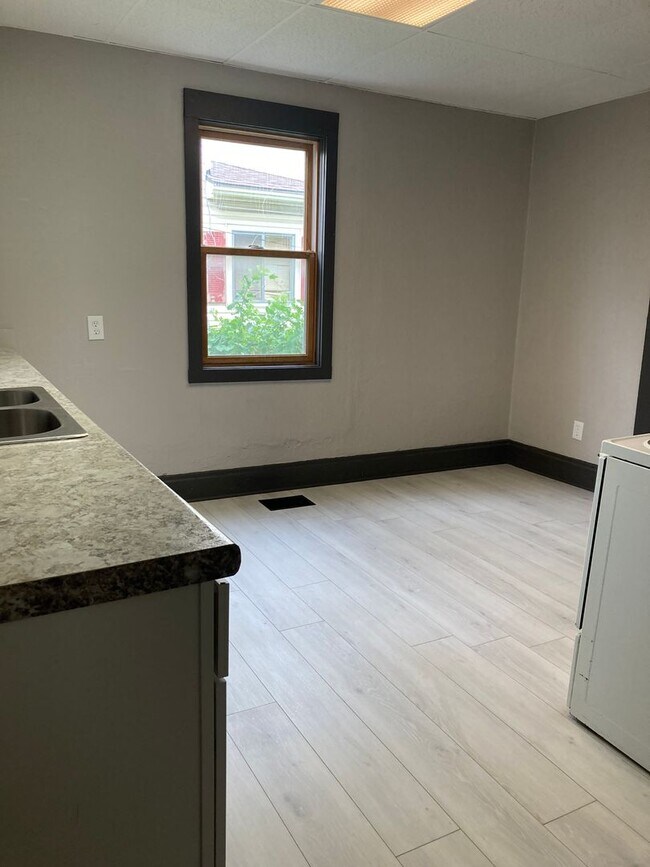 Building Photo - 820-822 HUFFMAN