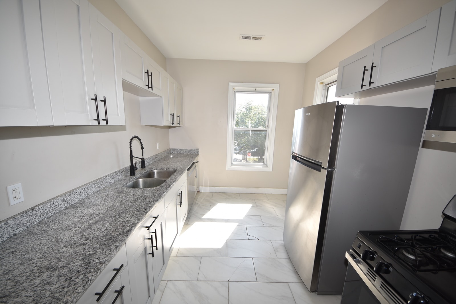 Building Photo - 742 Columbia St