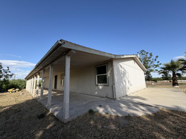 Building Photo - Country Living in this 4x2 Home