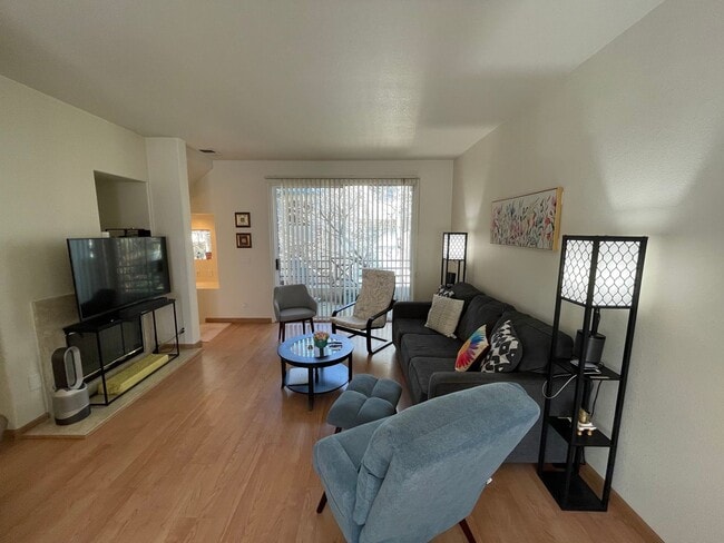 Building Photo - Rare Villagio 2 level townhome with garage and balcony, plus Den