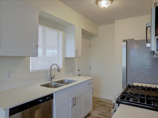 Building Photo - Modern Living!  3 bedroom, 2 Bath!    Mother-in-Law Suite In Back for Rent as well!